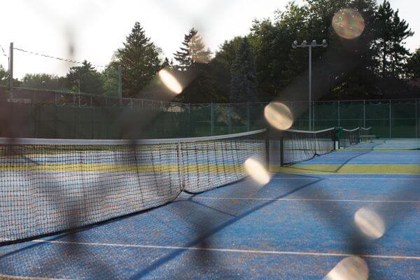 <p>On retrouve sept terrains de tennis au parc Montcalm et deux nouveaux terrains ont été aménagés au parc Heandel.</p>
<ul>
<li>parc Haendel : 33, rue Fribourg</li>
<li>parc Montcalm : 55, boulevard Montcam Sud</li>
</ul>
<p>Vous pouvez maintenant réserver <a href="https://www.loisirs.ville.candiac.qc.ca/IC3.prod/#/U2010" target="_blank" rel="noopener">en ligne</a> votre terrain de tennis.</p>
<p><a title="Acces_aux_terrains_de_tennis_36x48_pouces_v2_X1a.7juin_(1).pdf (33 KB)" href="https://candiac2024.labloco.com/uploads/_DOCUMENTS/LOISIRS/Acces_aux_terrains_de_tennis_36x48_pouces_v2_X1a.7juin_%281%29.pdf" target="_blank" rel="noopener">Modalités d'accès aux terrains de tennis</a></p>